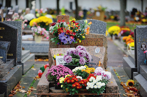 fleurs sur tombe